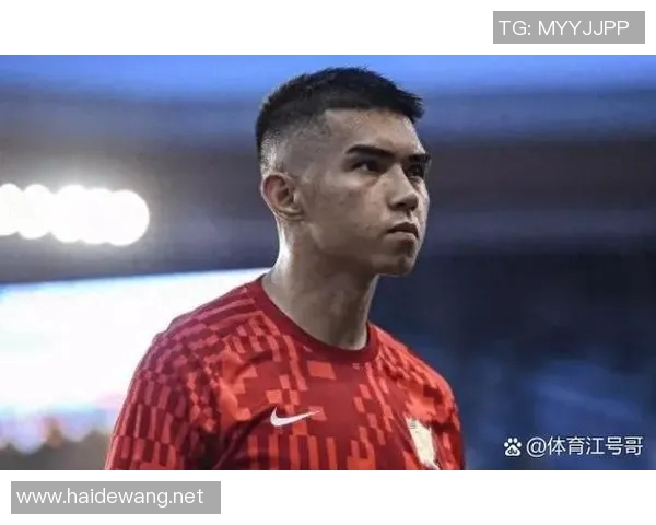 高颜值00后足球新星崭露头角引领潮流风尚备受关注